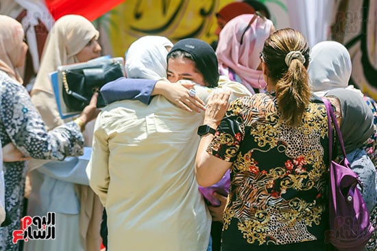 الأحضان بين الطلاب وأسرهم