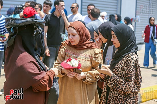 طالبة تحزن لصعوبة الكيمياء