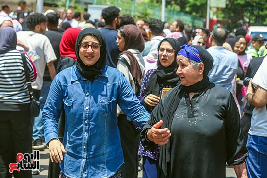 طالبة وجدتها