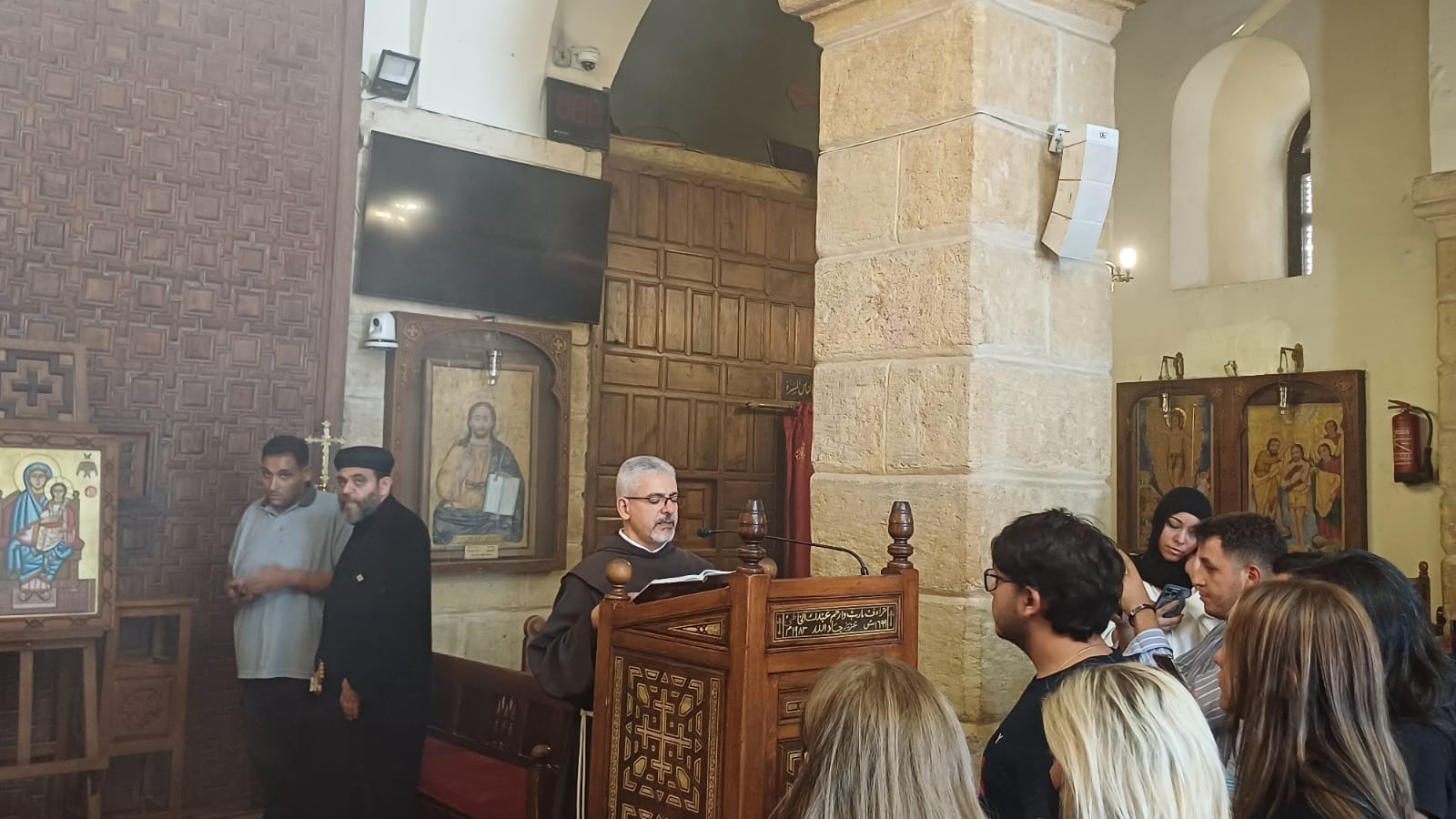 الاب بطرس دانيال من جنازة هاني شنودة