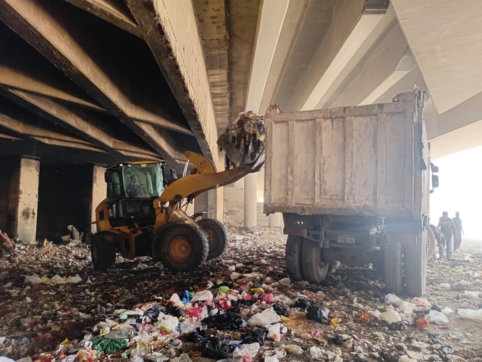 رفع 2700 طن من مخلفات الرتش بنفق المنشية رفع 2700 طن من مخلفات الرتش بنفق المنشية