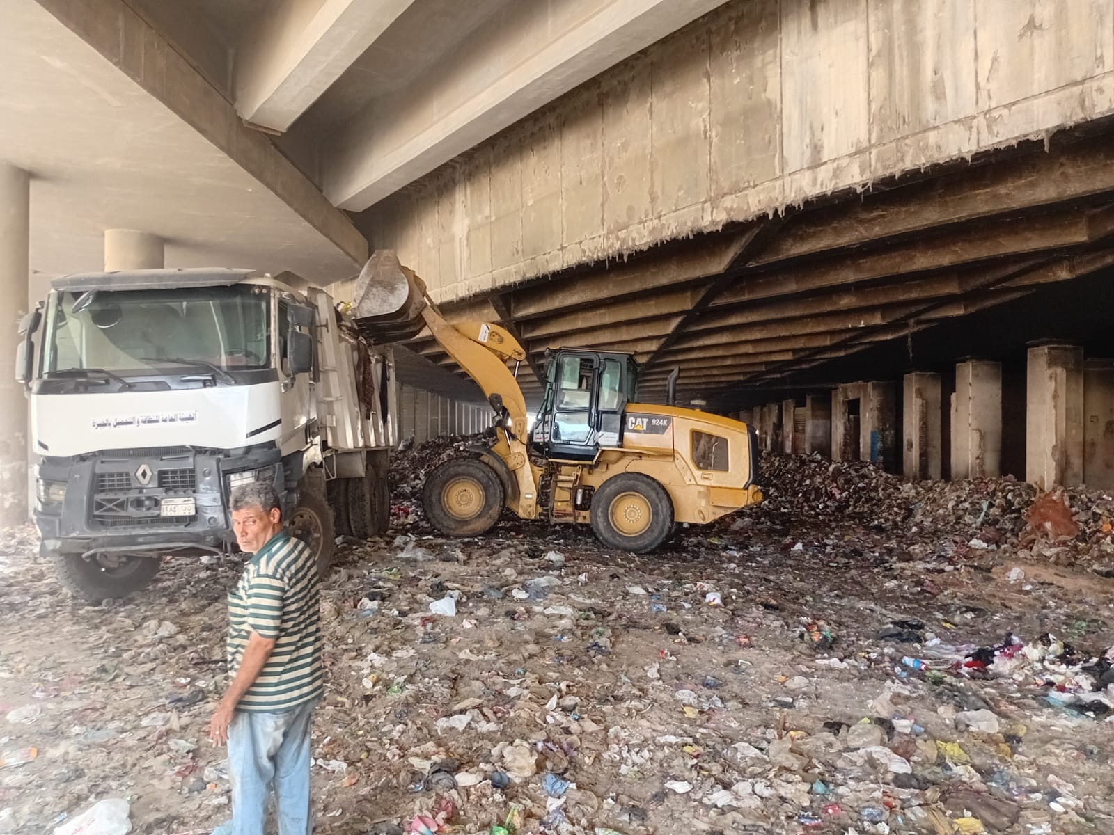 رفع 2700 طن من مخلفات الرتش بنفق المنشية بالهرم رفع 2700 طن من مخلفات الرتش بنفق المنشية بالهرم