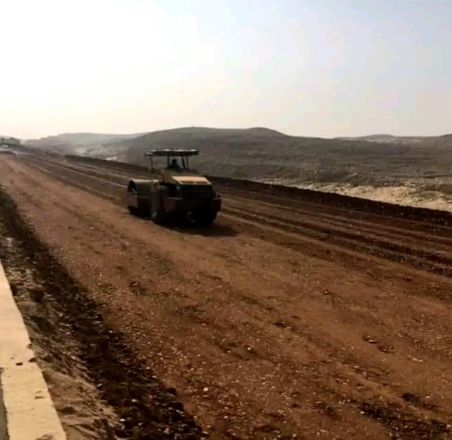 جانب من اعمال رصف الطريق