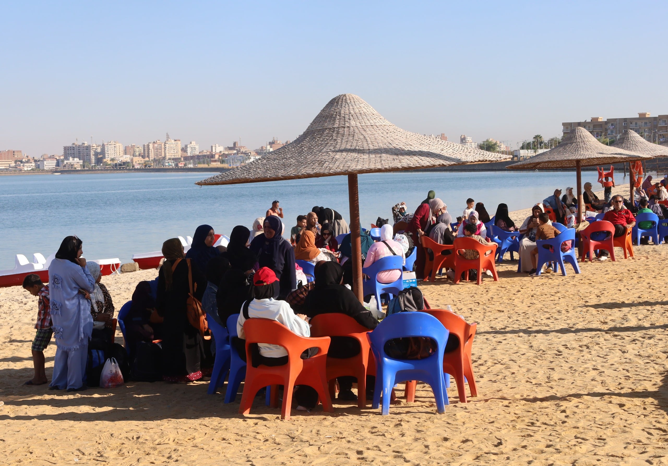 الزائرين على الشاطئ