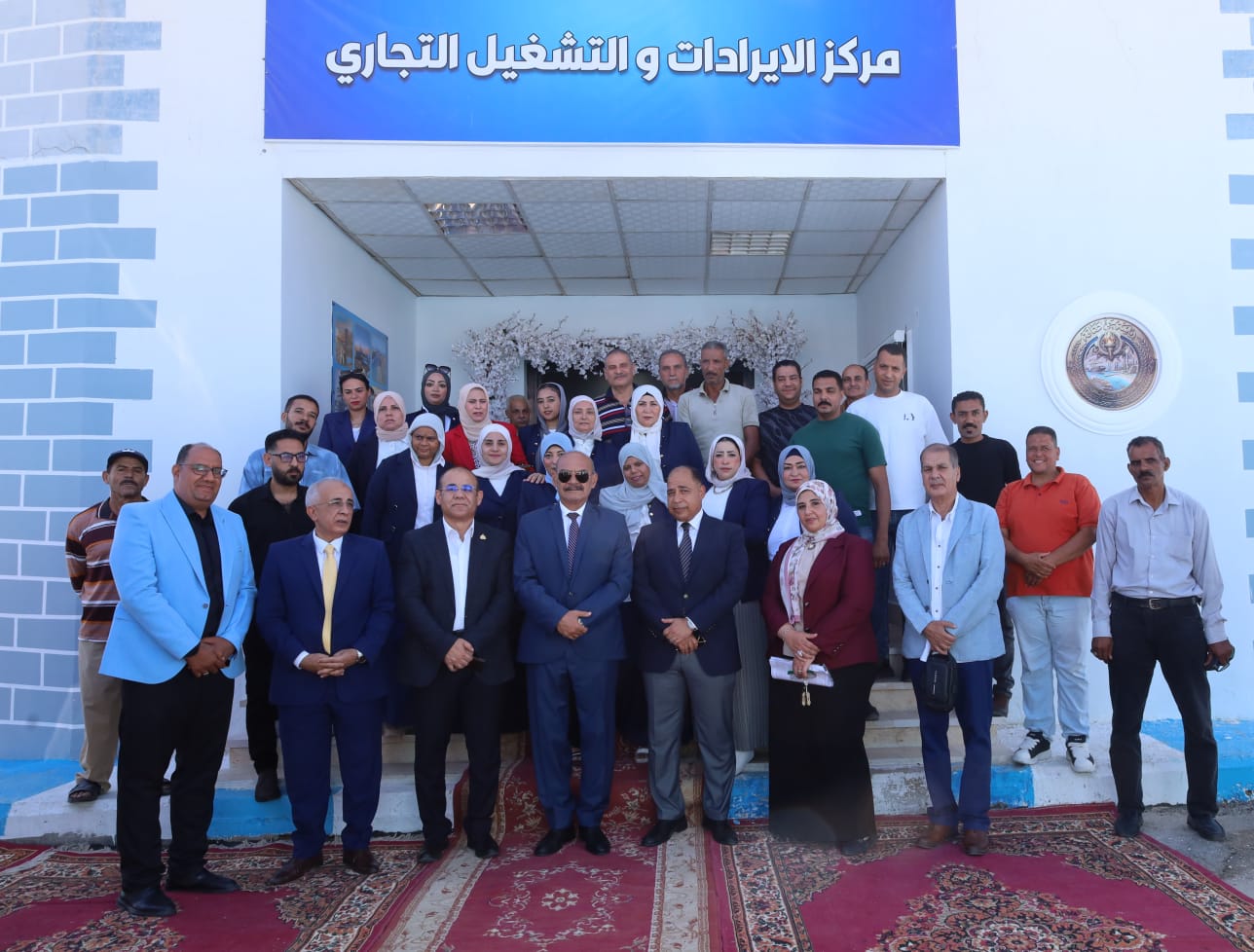 صورة للمحافظ مع موظفين حى عتاقة