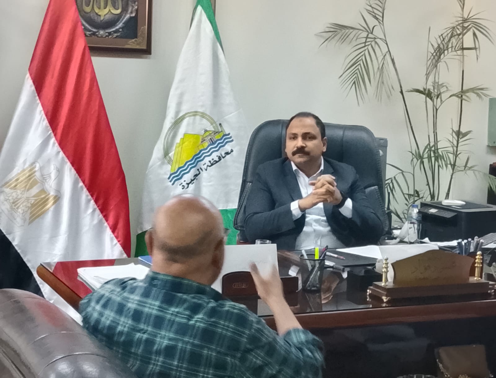 رئيس حى العجوزة يلتقى لمواطنين في اللقاء الأسبوعى لبحث الشكاوى (2)