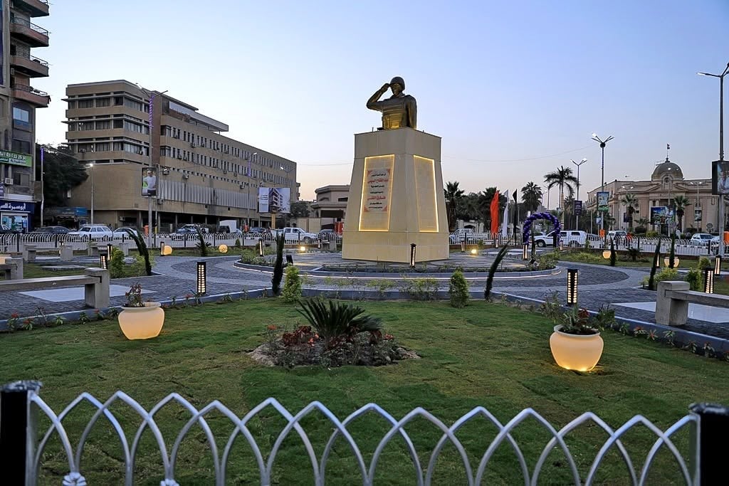 تمثال عملاق يزين الميدان