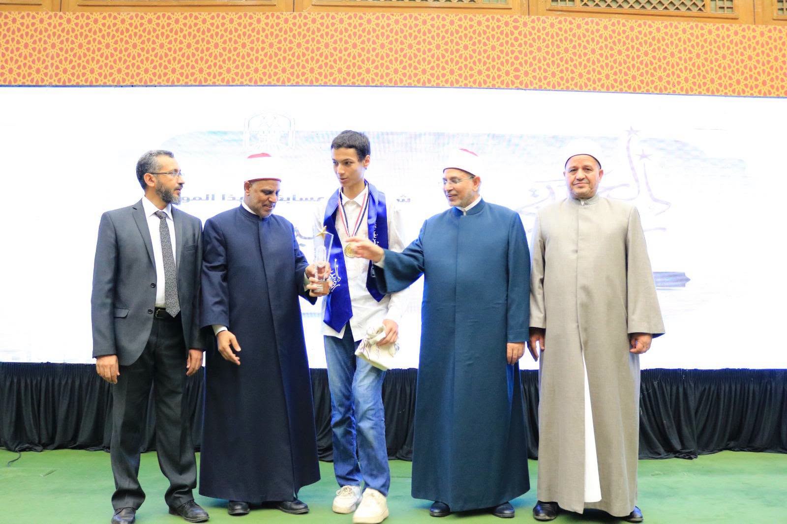 خلال التكريمات خلال التكريمات