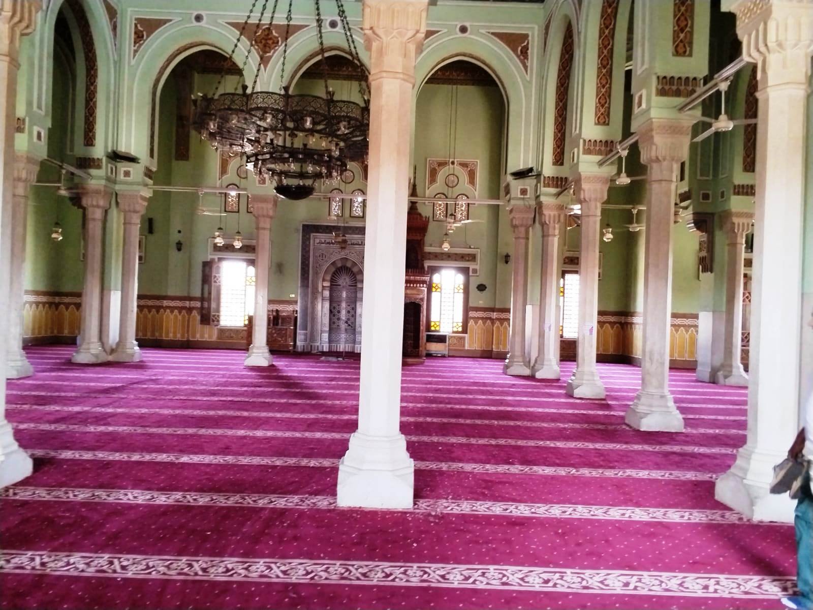 أعمدة المسجد من الداخل