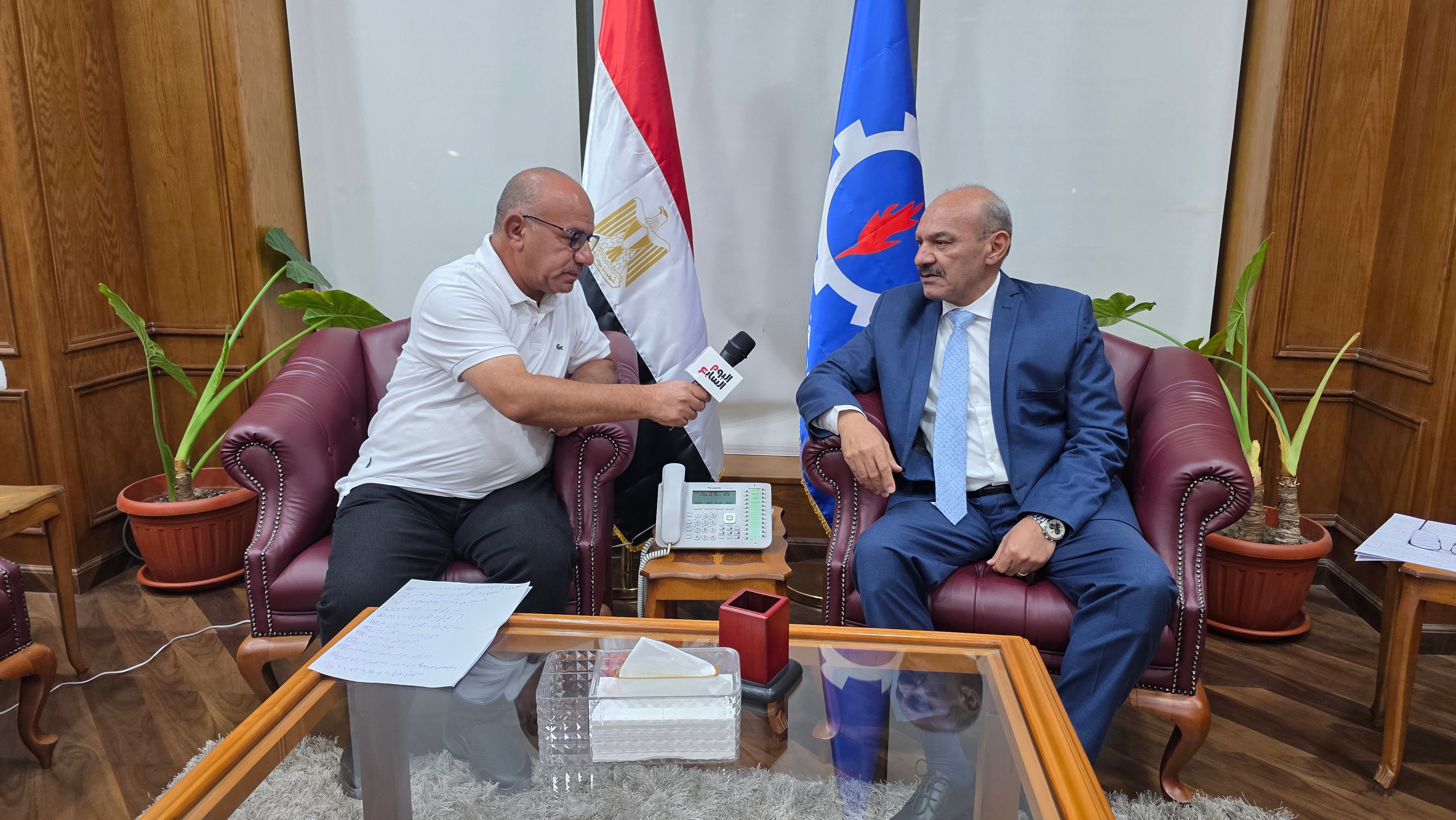 محافظ السويس ومراسل اليوم السابع