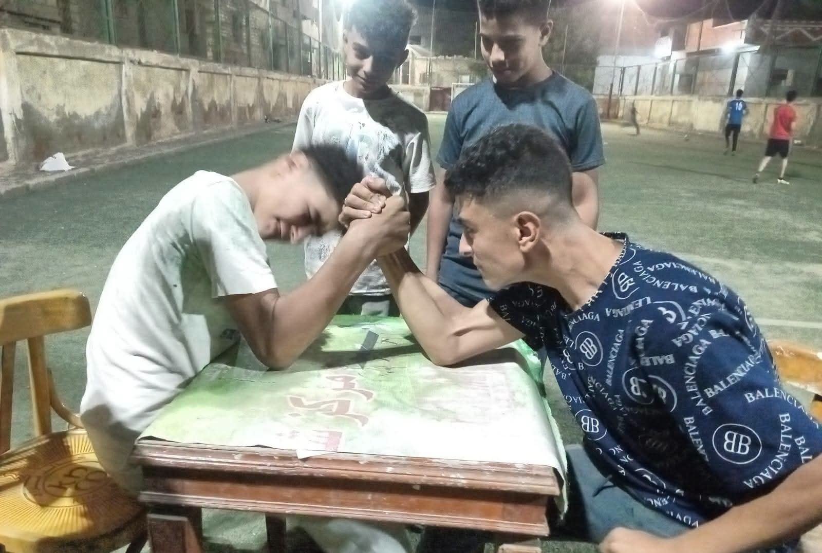 مصارعة الذراعين ببنى سويف
