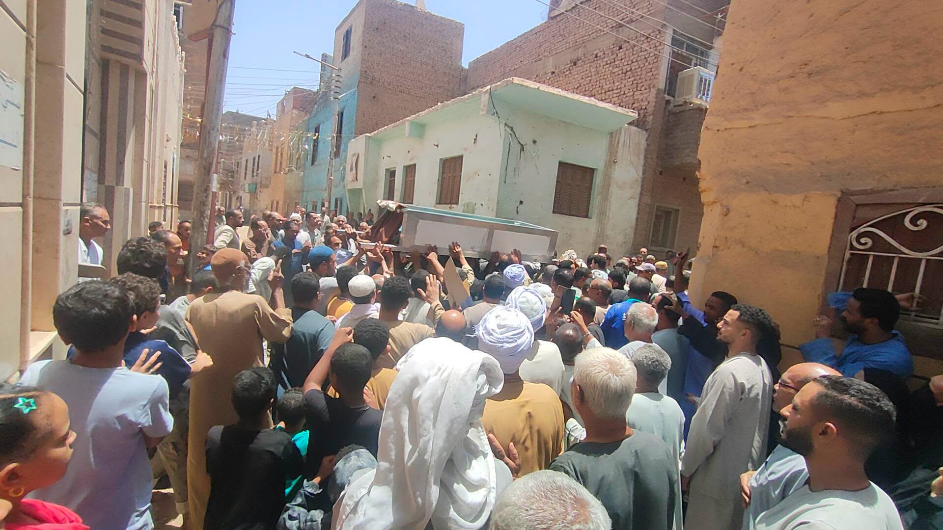 جانب من تشييع الجنازة بقلب مدينة إسنا