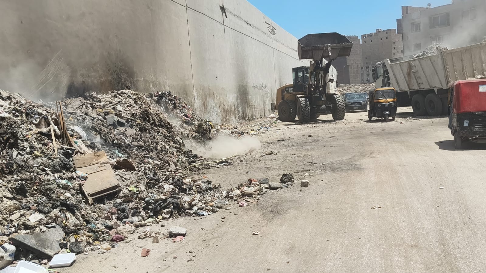 رفع مخلفات الرتش من سلم الطريق الدائرى بحى الهرم (8)