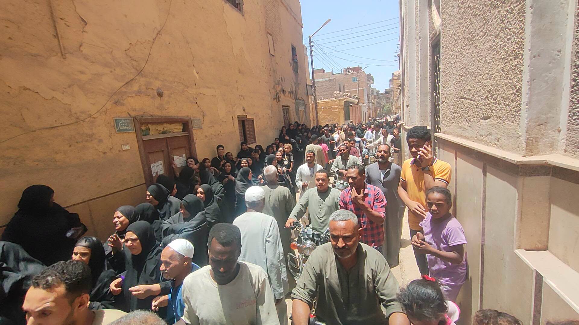 أبناء إسنا يخرجون لتشييع جنازة الشيخ صعصع