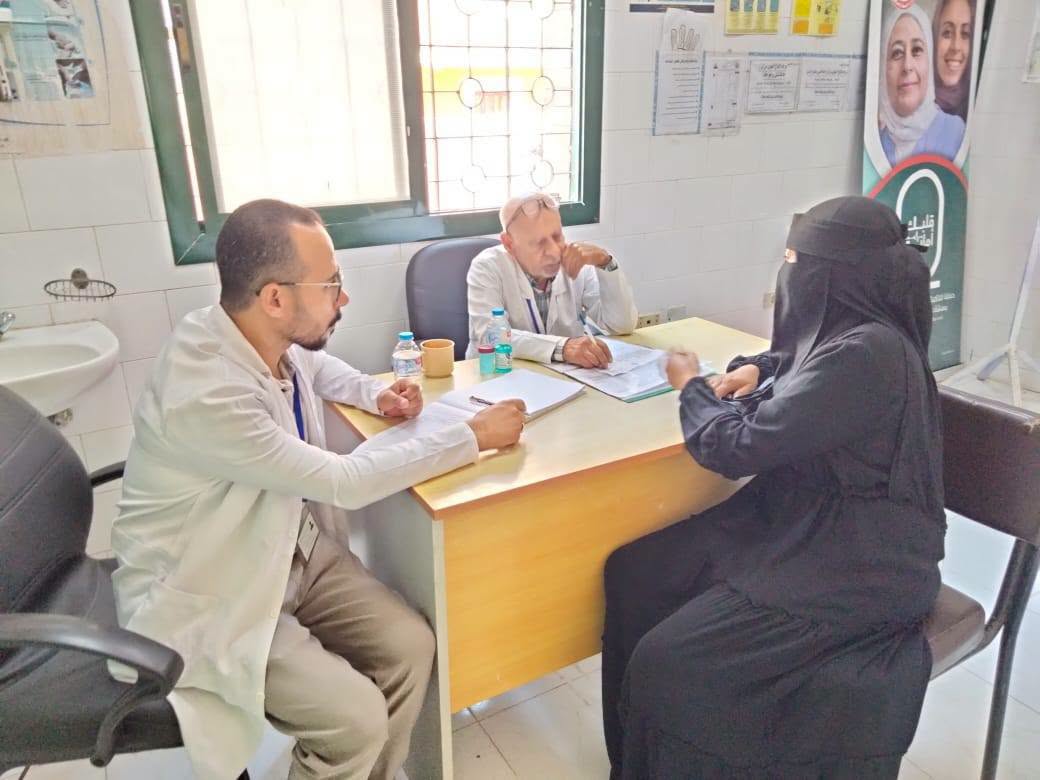 اجراء الكشف على سيدة بالقافلة المجانية