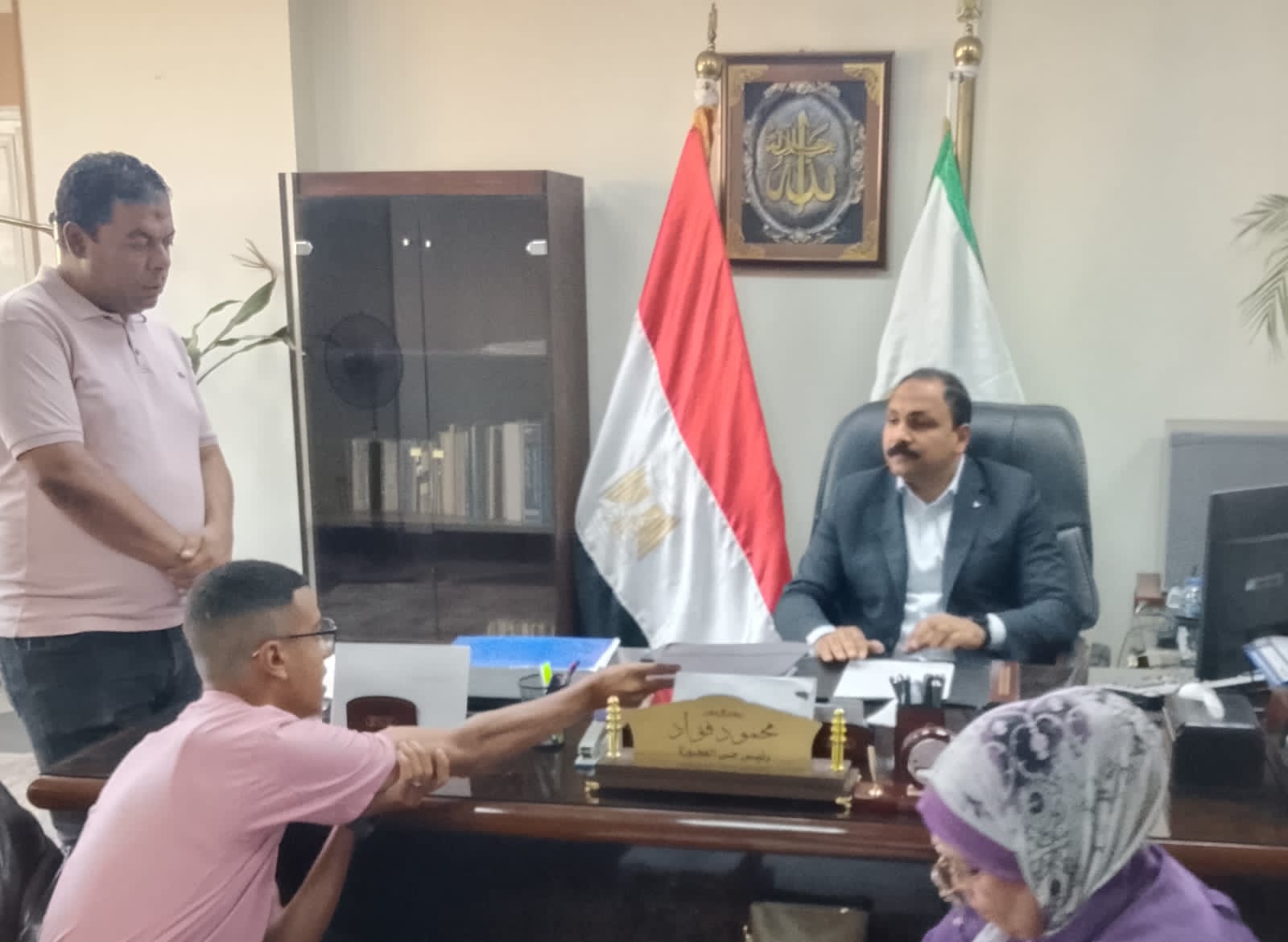 رئيس حى العجوزة يلتقى لمواطنين في اللقاء الأسبوعى لبحث الشكاوى (1)