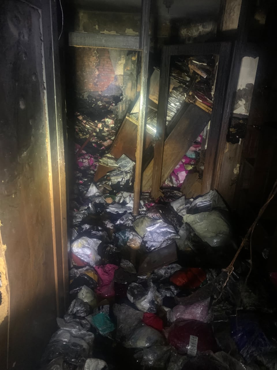 السيطرة على حريق داخل محل ملابس  (2)