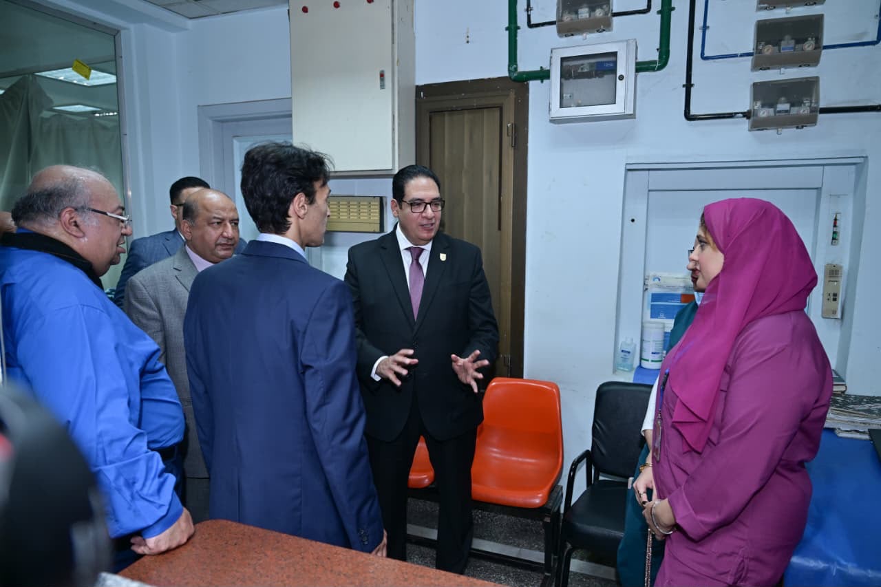 جولة تفقدية لرئيس جامعة القاهرة بمستشفى الطلبة جولة تفقدية لرئيس جامعة القاهرة بمستشفى الطلبة