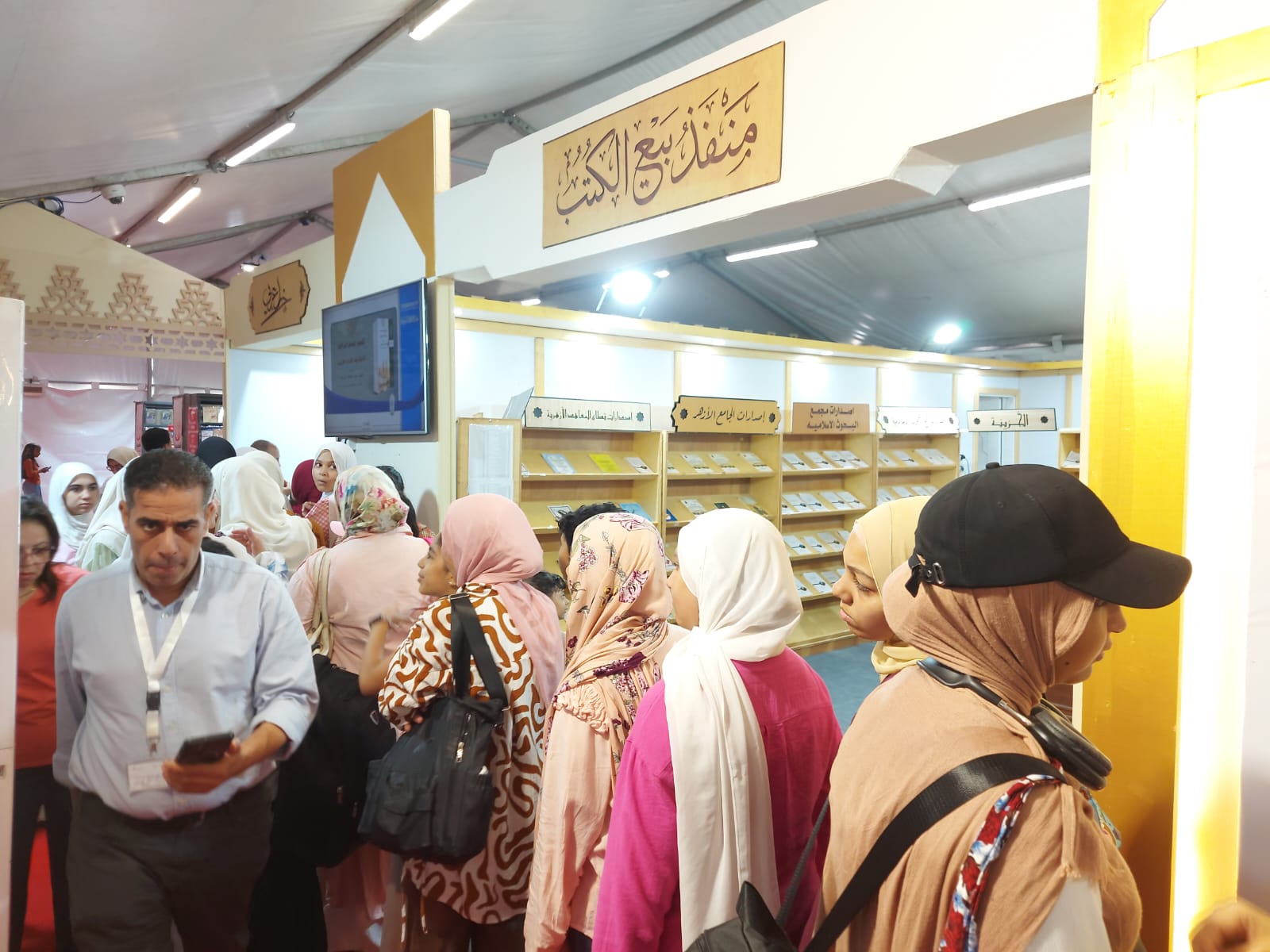 اقبال كبير على جناح الازهر