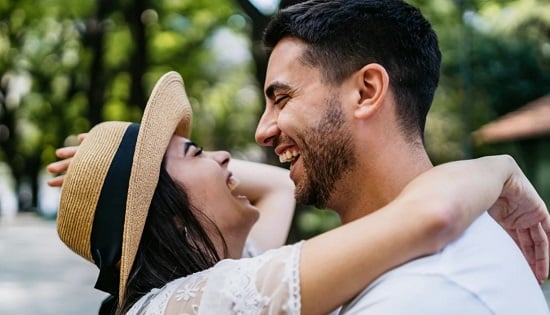 علامات إهتمام الرجل