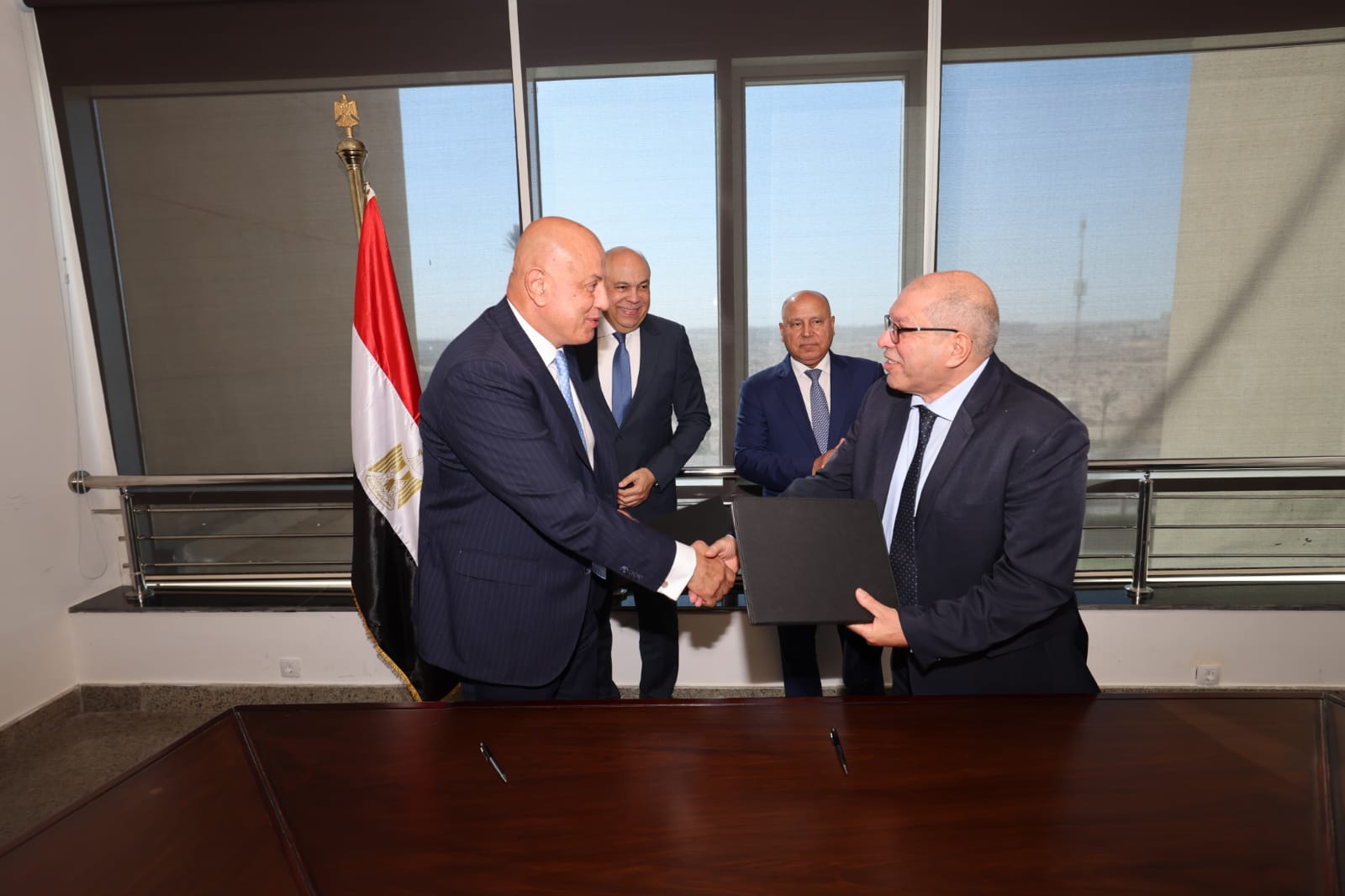 كامل الوزير ووزير الطيران المدني