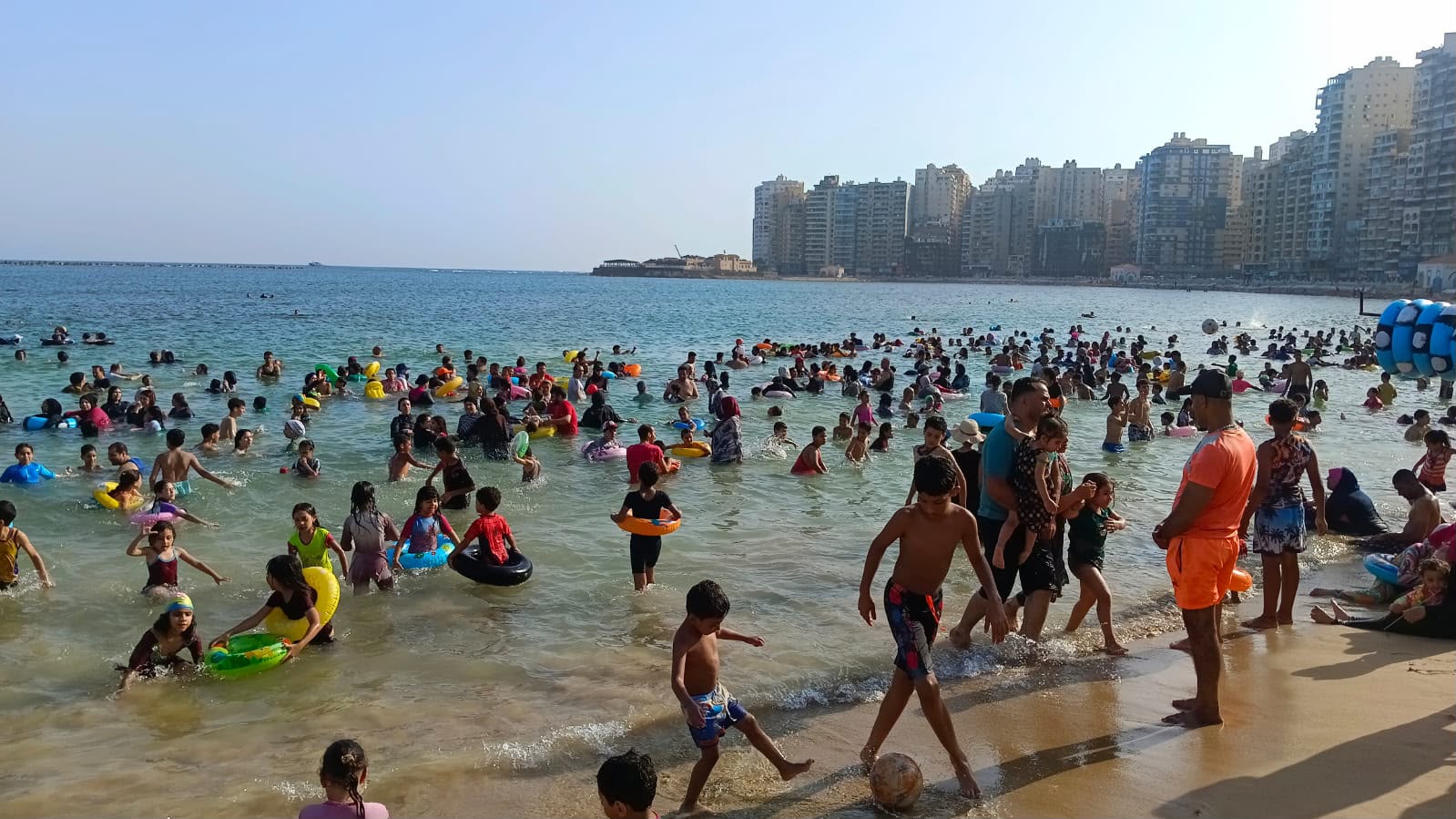 زحام بالشواطئ زحام بالشواطئ