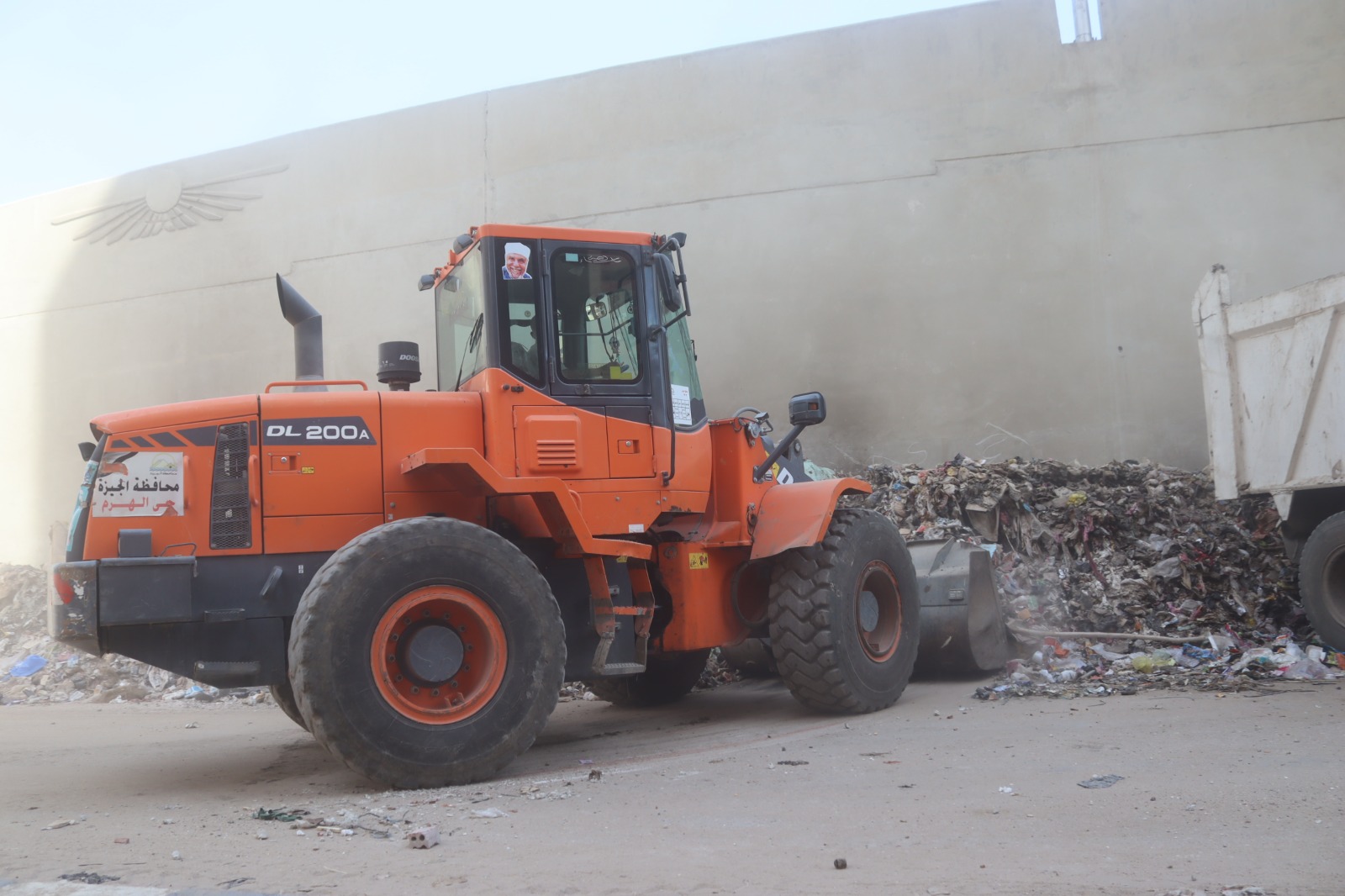 رفع مخلفات الرتش بمنطقة سلم الدائرى فى حى الهرم لليوم الثالث (4)