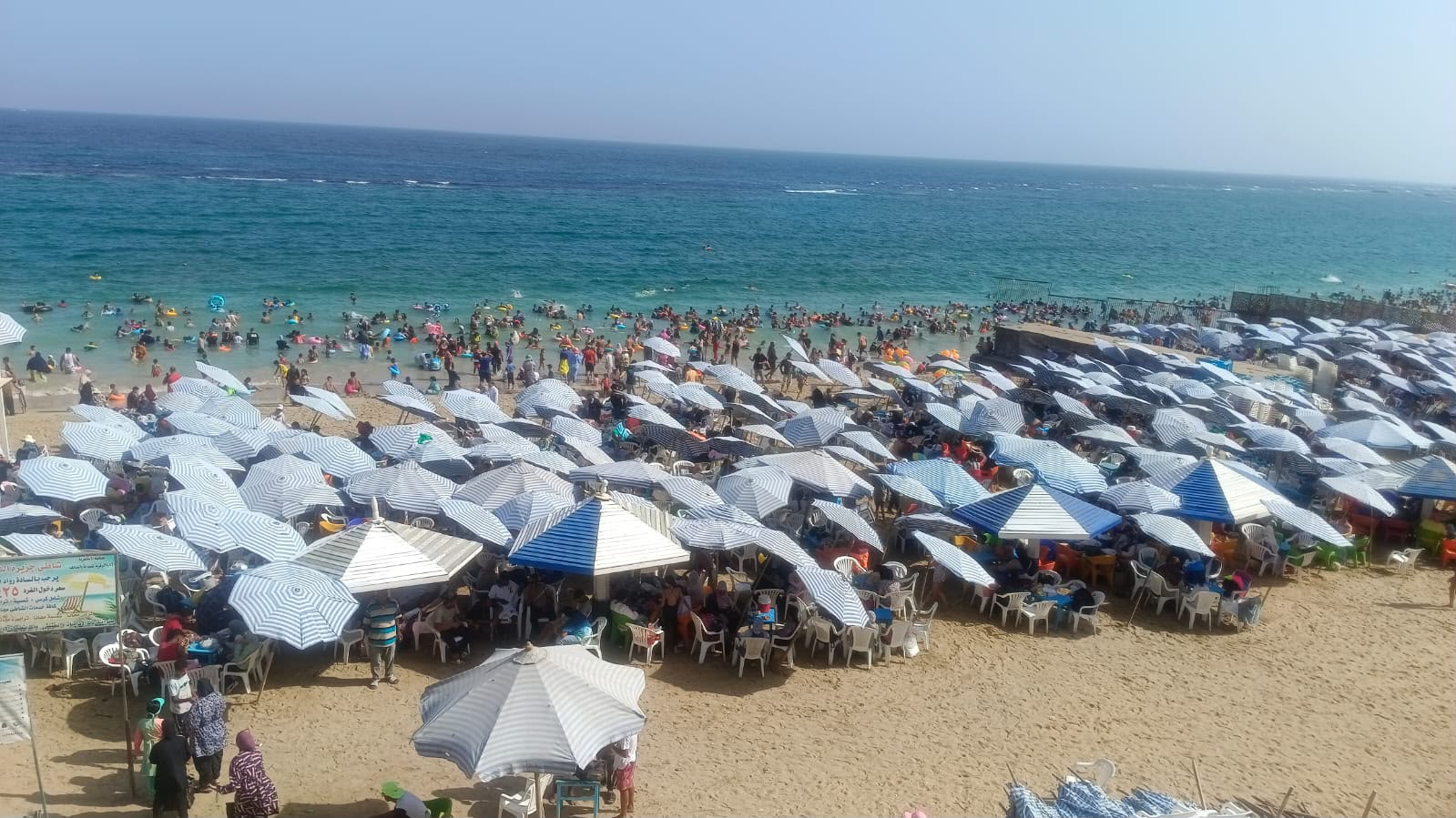 زحام كبير بالشواطئ زحام كبير بالشواطئ