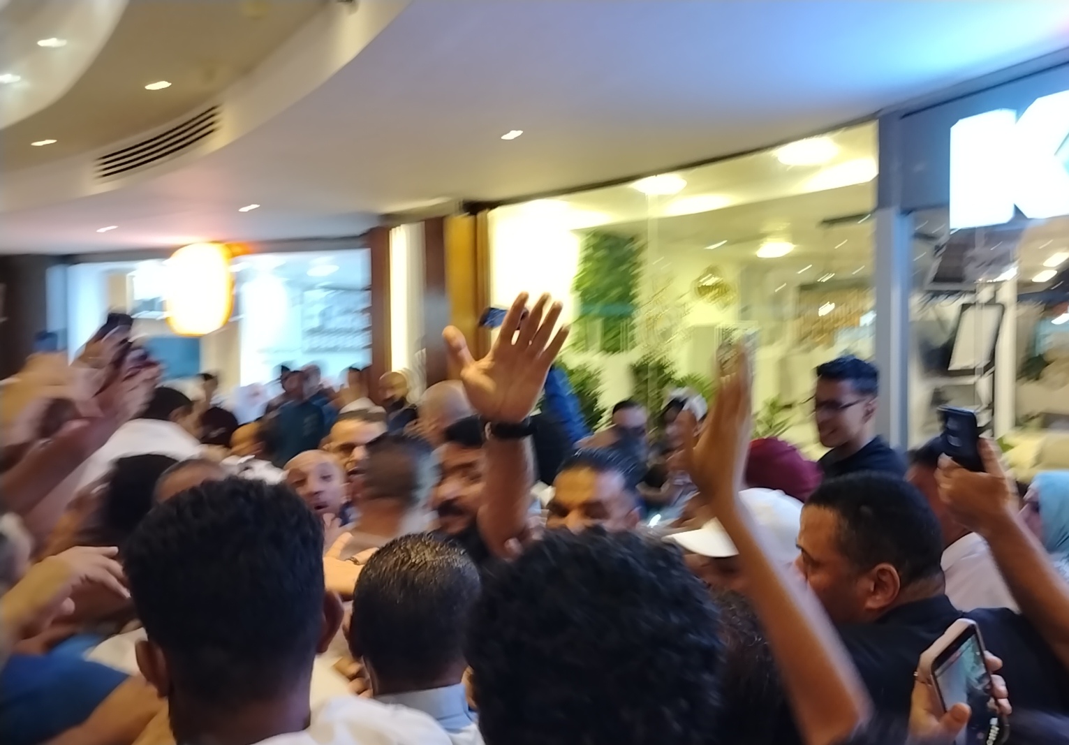 احمد العوضي يحي جمهوره في الاسكندرية احمد العوضي يحي جمهوره في الاسكندرية
