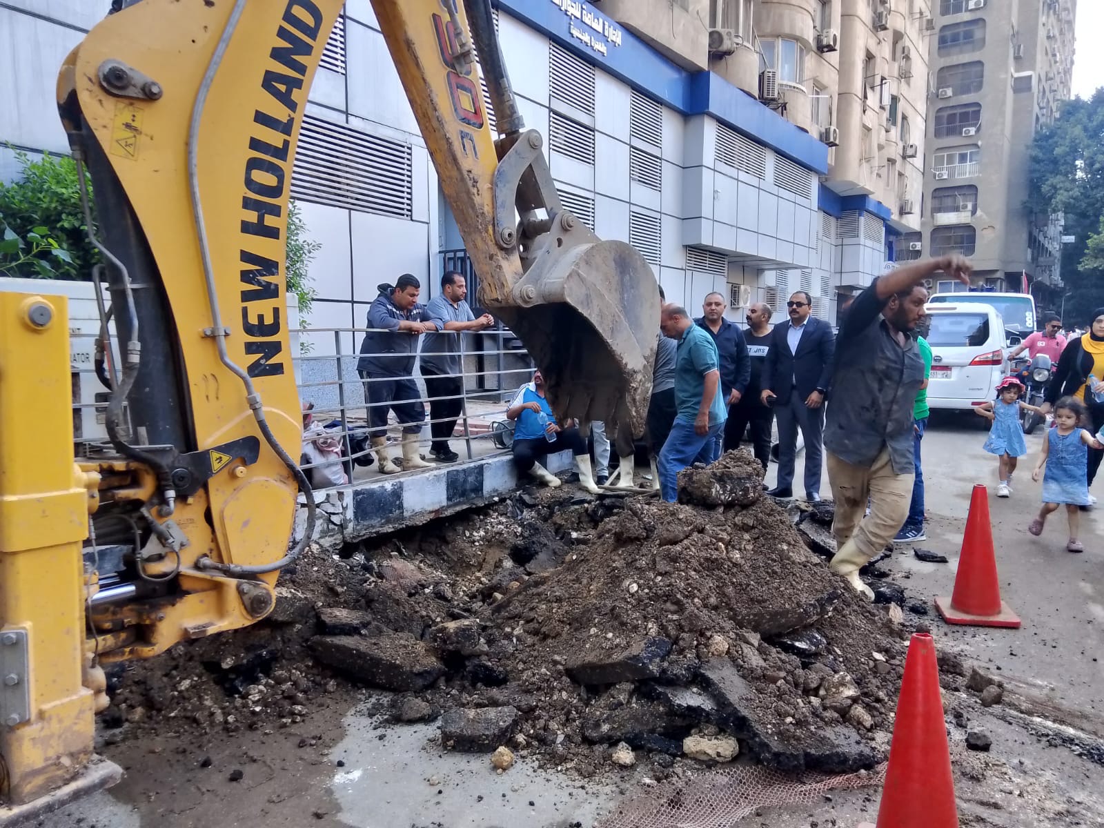 حي العجوزة يقوم باصلاح ماسورة مياة حي العجوزة يقوم باصلاح ماسورة مياة