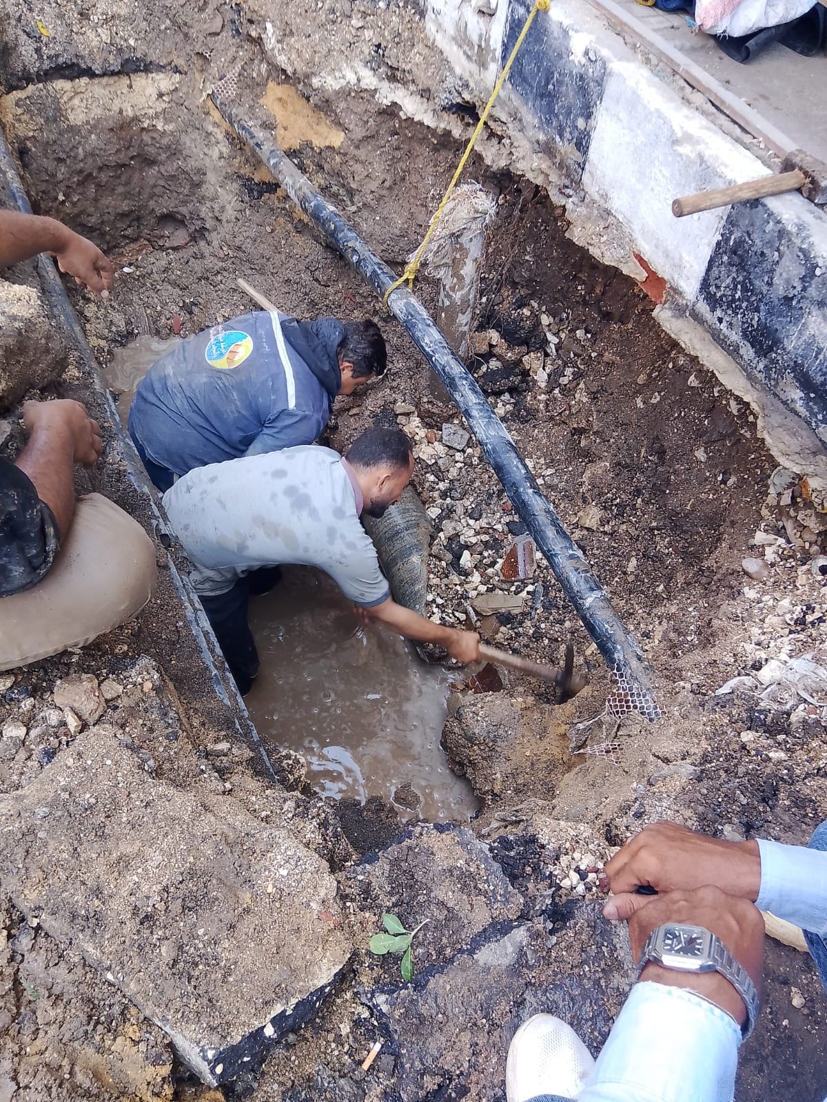 ماسورة مياة في حي العجوزة ماسورة مياة في حي العجوزة