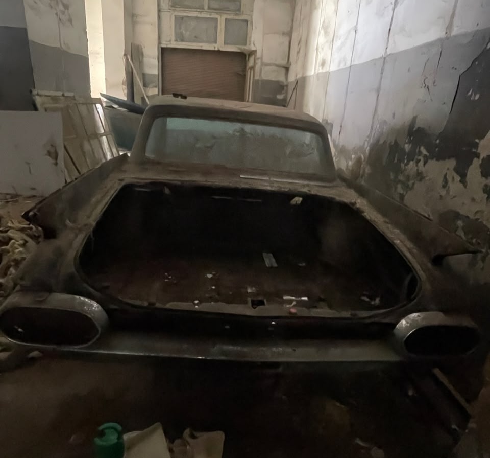 السيارة الكاديلاك بعد سرقة اجزاء منها بالاسكندرية