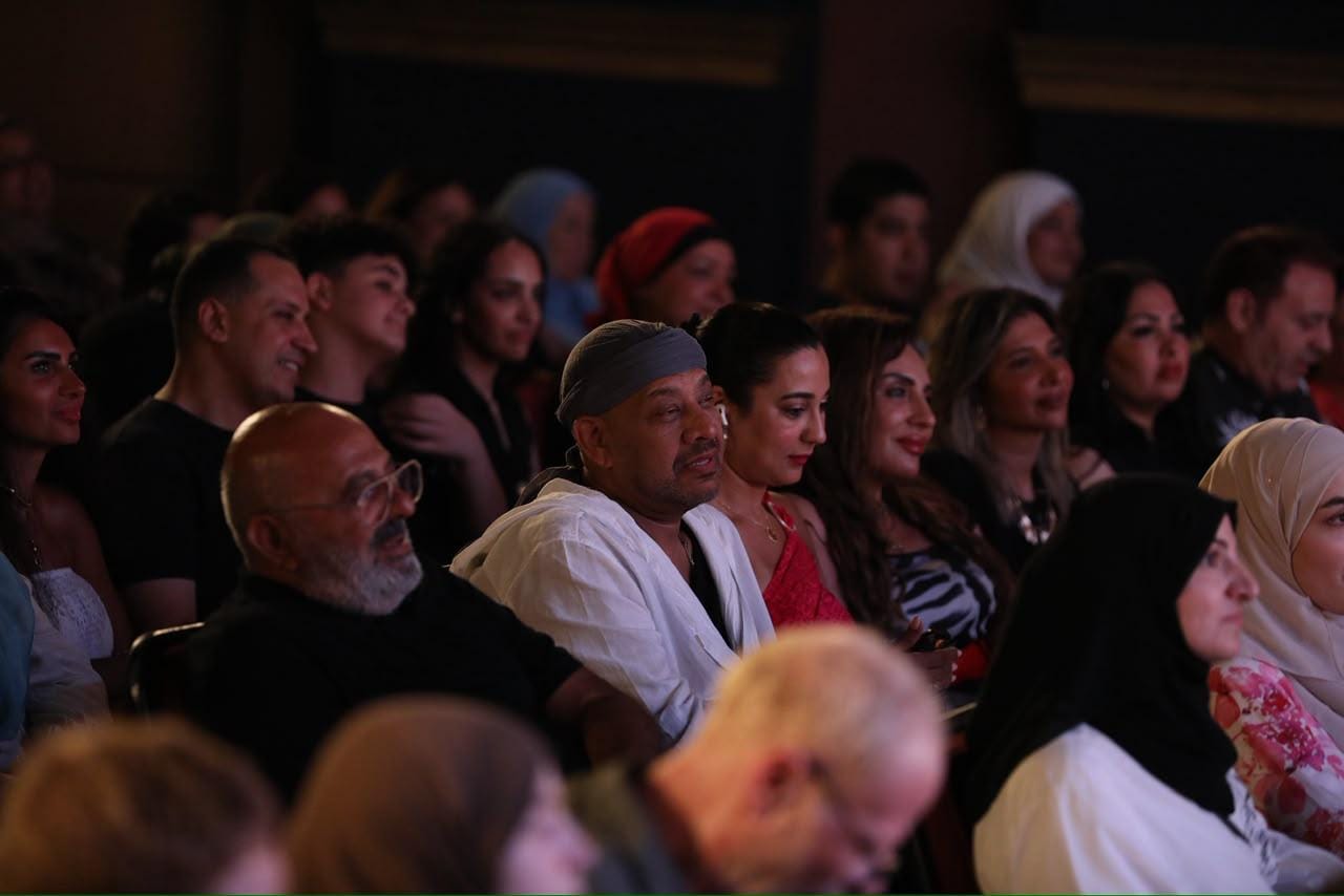 اقبال كبير على مسرحية الساحل الشرير