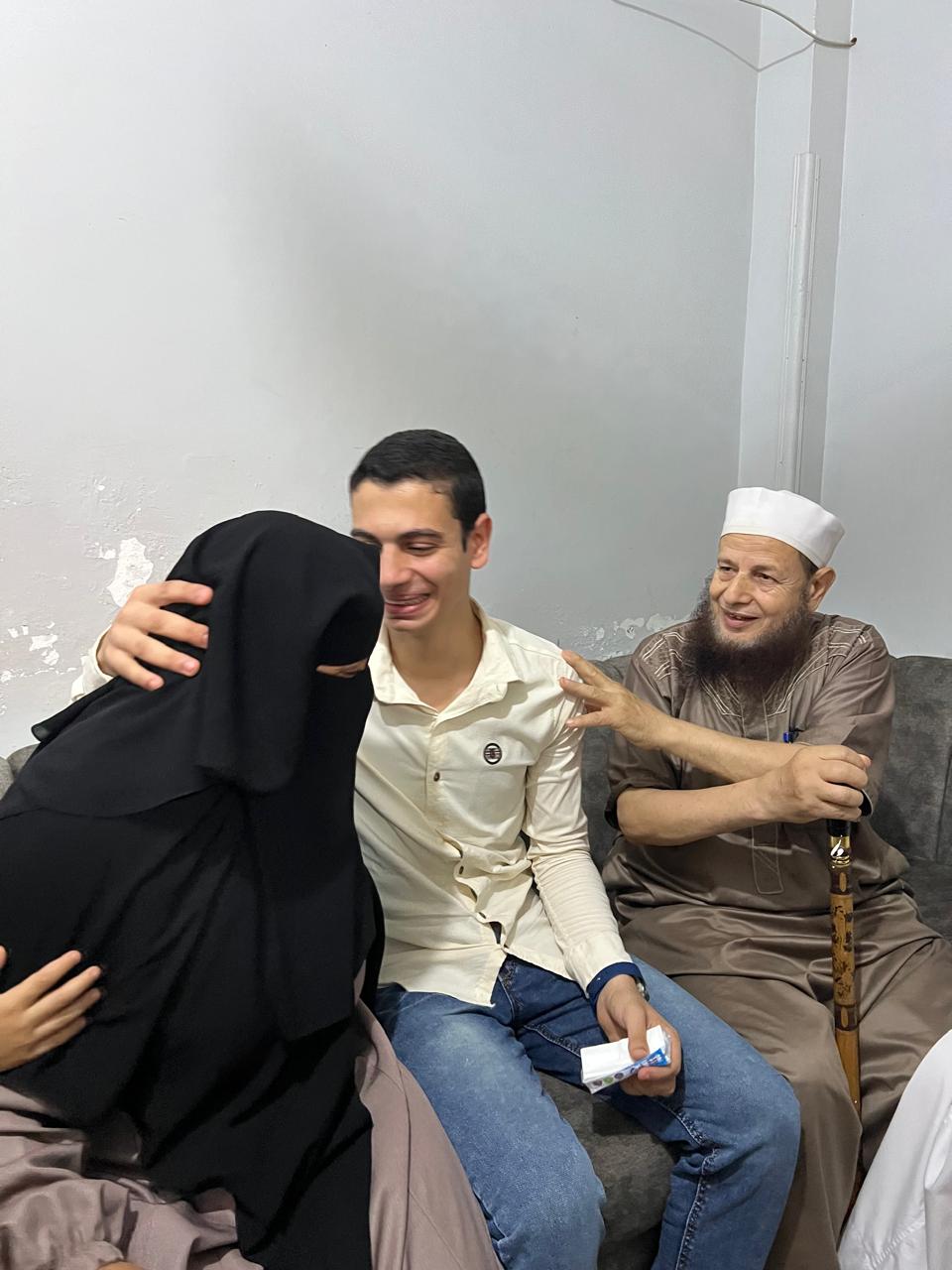 يوسف يقبل رأس والدته