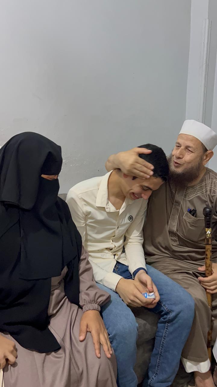 جده يقبل رأسه