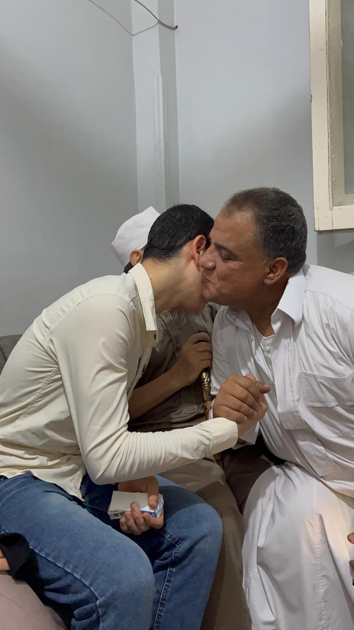تقبيل الاهل والتهنئة بتفوق يوسف