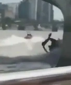 الزورق بعد اصدامه