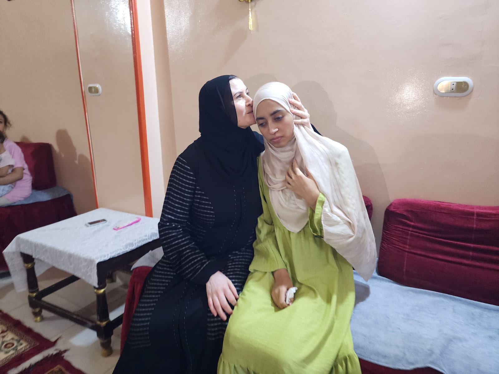 فرحة الأم بتفوق إبنتها فى الثانوية الأزهرية بمحافظة الأقصر