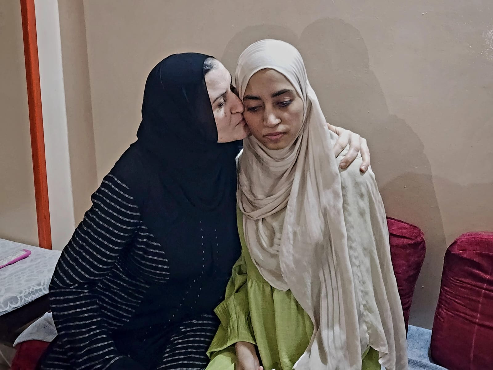 قبلة على جبين الأولى على الأزهرية للمكفوفين بالأقصر