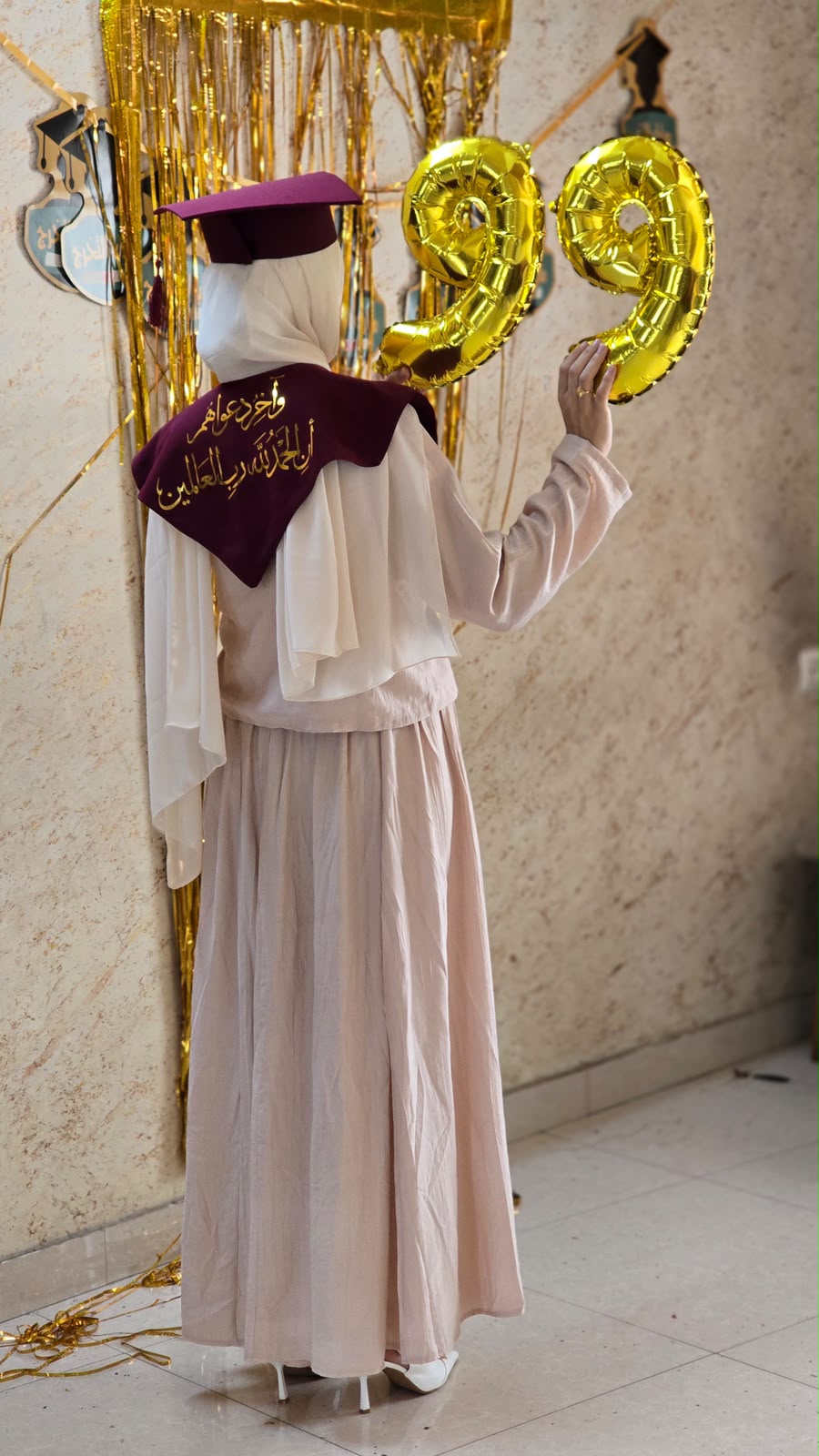 الطالبة لانا الغزالى تحتفل بتفوقها