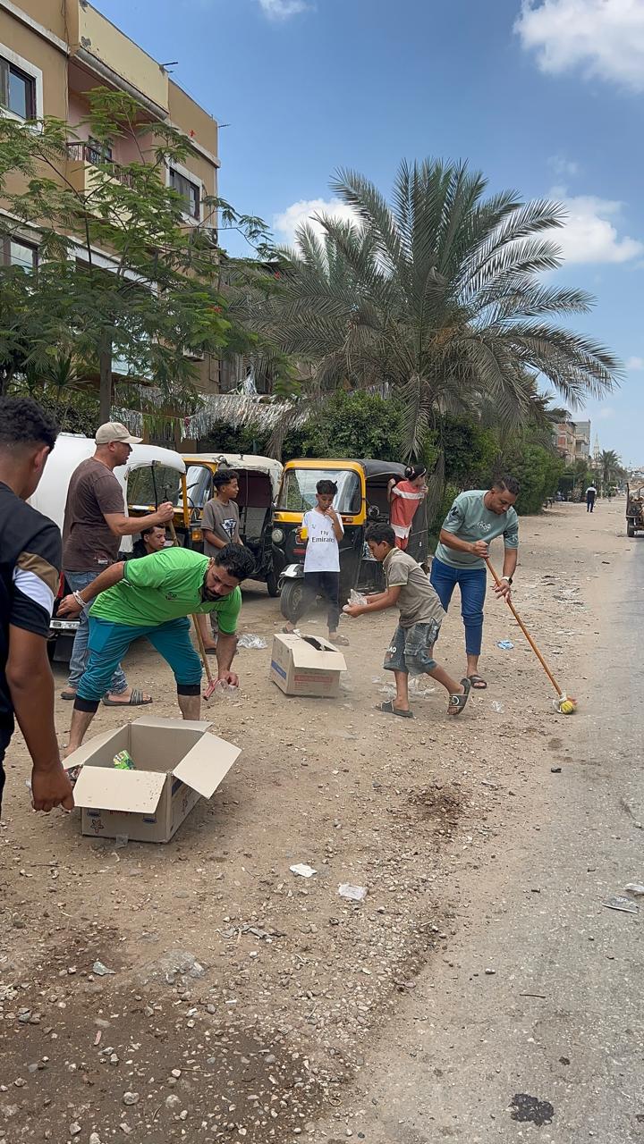 الشباب اثناء تنطيف الطريق