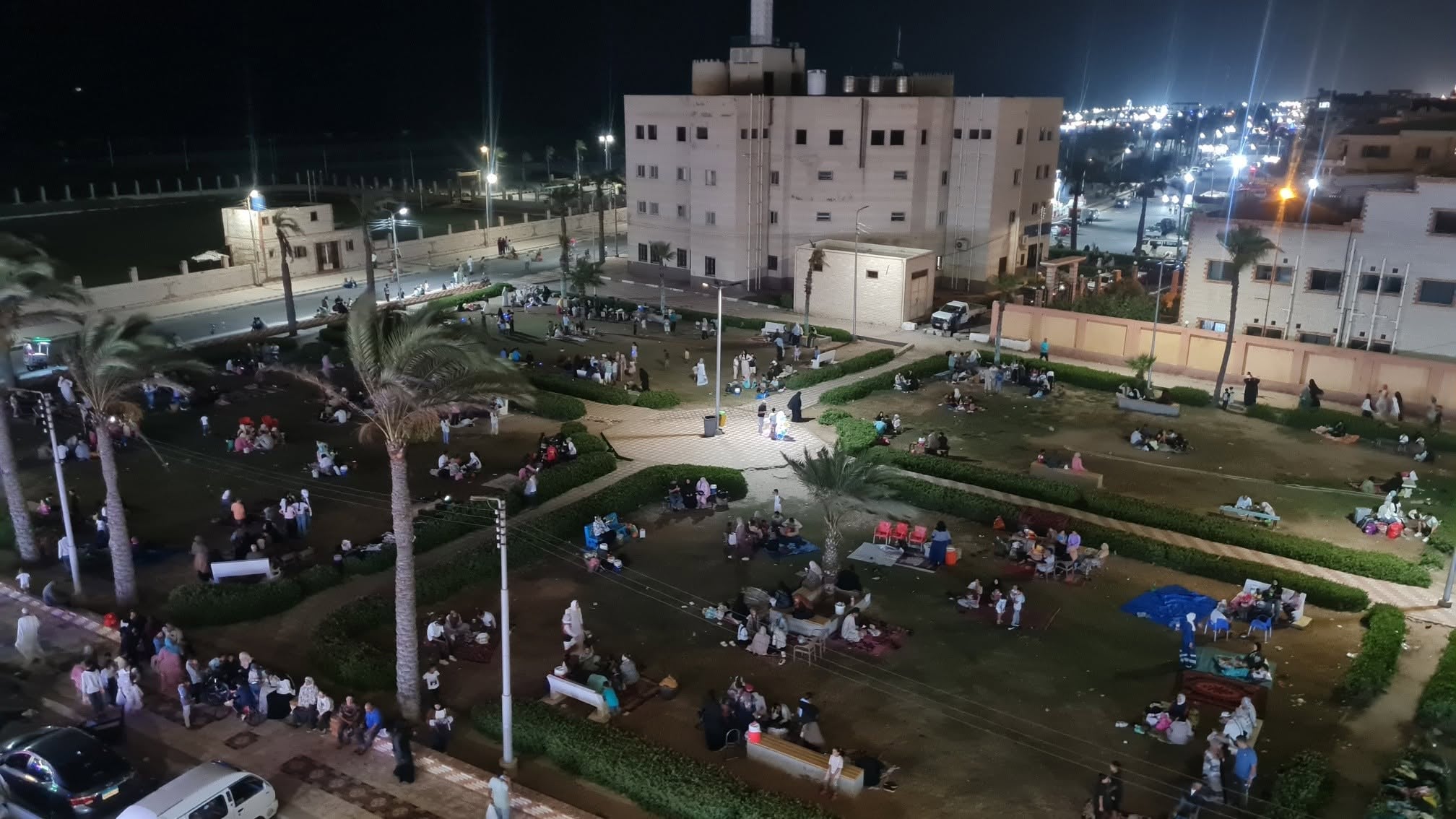 تواجد المصيفين بالمناطق الخضراء بالمصيف تواجد المصيفين بالمناطق الخضراء بالمصيف
