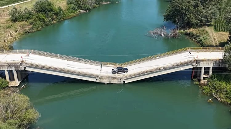 استمرار عمل جسر رغم انهياره استمرار عمل جسر رغم انهياره
