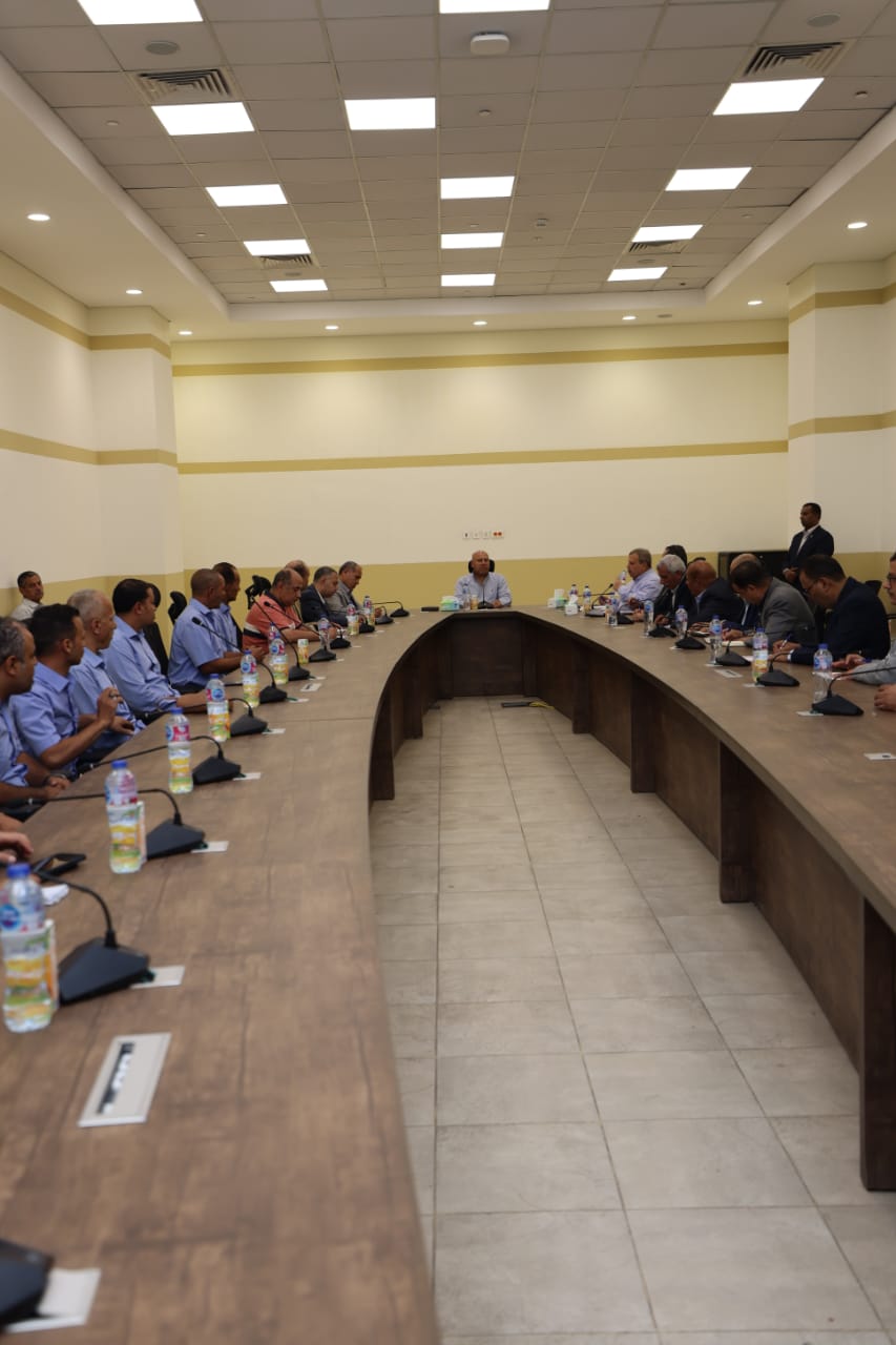 اجتماع كامل الوزير مع قيادة السكك الحديدية اجتماع كامل الوزير مع قيادة السكك الحديدية