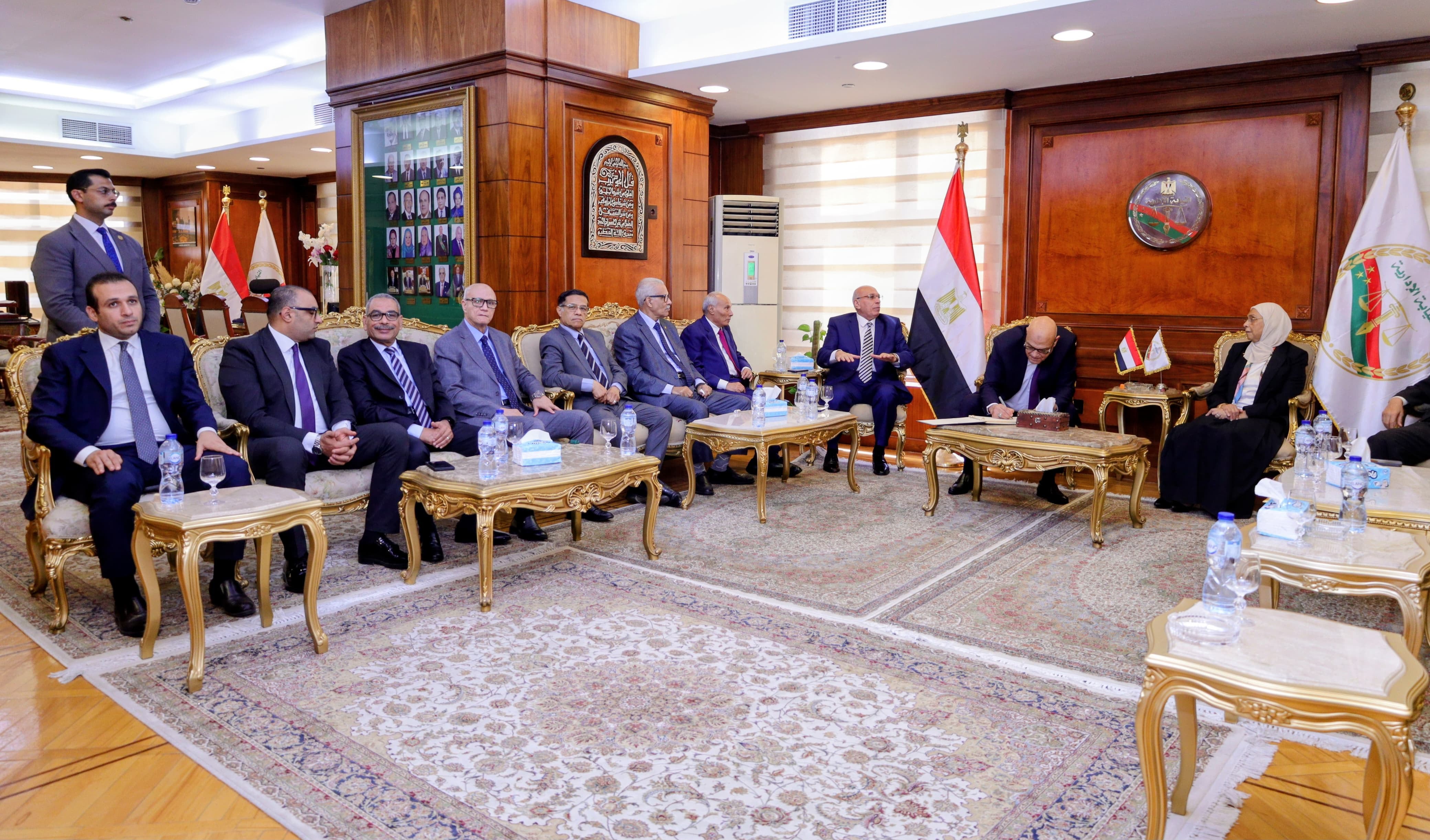 رئيس هيئة قضايا الدولة يهنئ رئيسة النيابة الإدارية  (6)