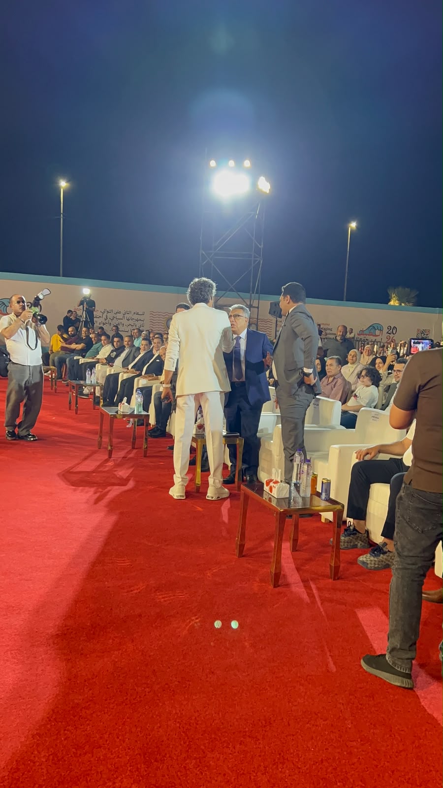 محمد محسن يصافح محافظ الدقهلية