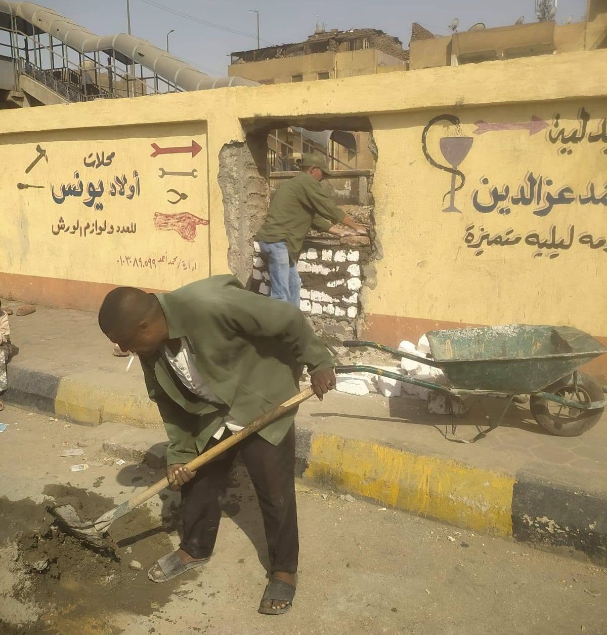 غلق منفذين غير شرعيين لعبور المشاة على السكة الحديد بالأقصر