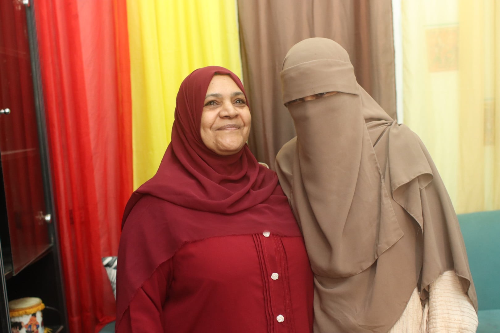 الطالبة المتفوقة مع أمها