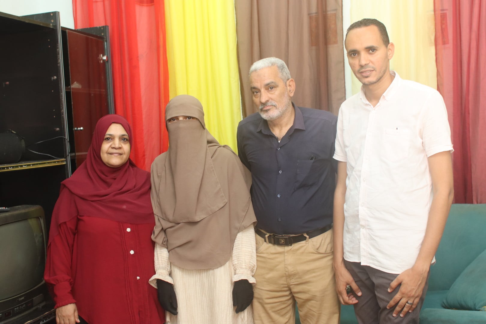 صحفى اليوم السابع مع الطالبة منة وأسرتها