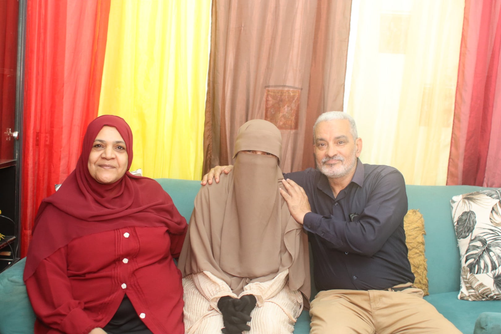 الطالبة منة مع والدها ووالدتها